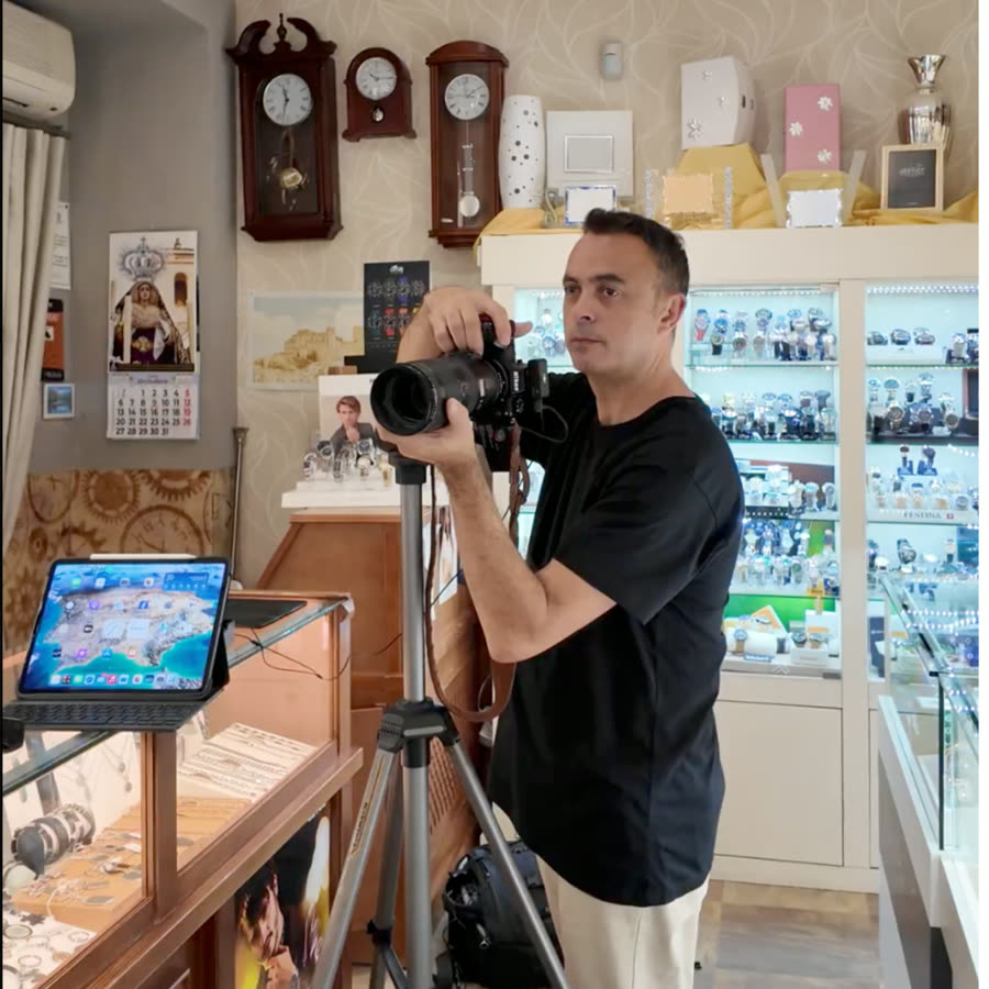 Operador de Maker Studio con cámara de cine en trípode